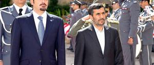 Irans Präsident Ahmadinedschad (r.) besucht den Libanon.