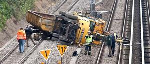 Der Bagger stürzte vom Güterbahngleis auf die S-Bahn-Gleise.