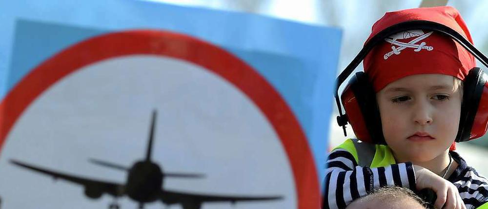 Streitpunkt Schallschutz: Bei der Nachbesserung des Lärmschutzes droht dem BER ein finanzielles Fiasko.