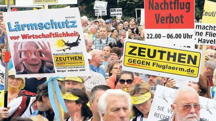 10.9.2011: Aufgebracht. Unter dem Motto „Wer Bürger quält, wird nicht mehr gewählt“ wurde Samstag in Schönefeld demonstriert.