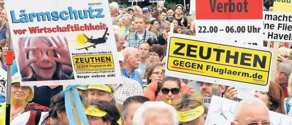 10.9.2011: Aufgebracht. Unter dem Motto „Wer Bürger quält, wird nicht mehr gewählt“ wurde Samstag in Schönefeld demonstriert. 