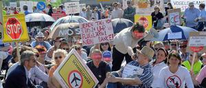 Rund zehn Minuten dauert die Blockade. Die Demonstranten sind gegen die geplanten Flugrouten und die Entstehung eines internationalen Drehkreuzes am BBI. Sie fordern außerdem ein Nachtflugverbot.