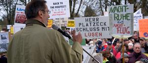 Matthias Platzeck stellt sich den Demonstranten in Zeuthen bei der 1. Zeuthener Lärmparade.