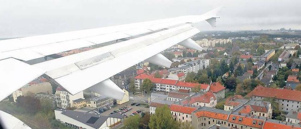 Flugzeuge über Wohngebieten: Immer neue Details befördern die Debatte in Berlin.