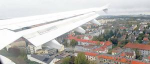 Flugzeuge über Wohngebieten: Immer neue Details befördern die Debatte in Berlin.