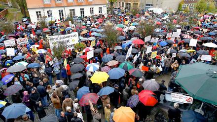 Am Sonntag versammelten sich die Menschen in Teltow wieder, um gegen die geplanten Flugrouten zu protestieren. 