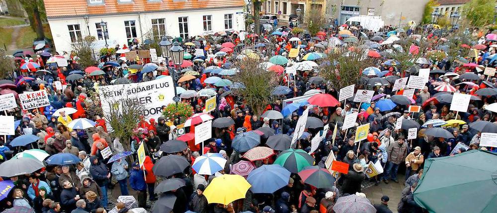 Am Sonntag versammelten sich die Menschen in Teltow wieder, um gegen die geplanten Flugrouten zu protestieren. 