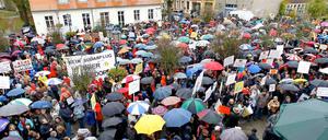 Am Sonntag versammelten sich die Menschen in Teltow wieder, um gegen die geplanten Flugrouten zu protestieren. 