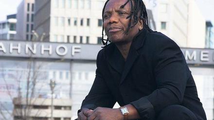 Ein Nigerianer in Deutschland. Pax Nicholas’ Solo-Album von 1973 wurde im letzten Jahr neu aufgelegt. Plötzlich ist der Sänger und Percussionist wieder gefragt.