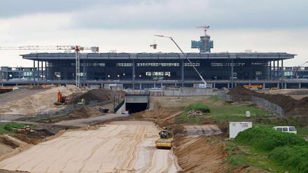 Die Verdoppelung der Lärmbelastung sei im Planfeststellungsbeschluss von 2004 vertuscht worden, so der BVBB. Der Verein fordert deswegen einen sofortigen Baustopp für den Großflughafen.