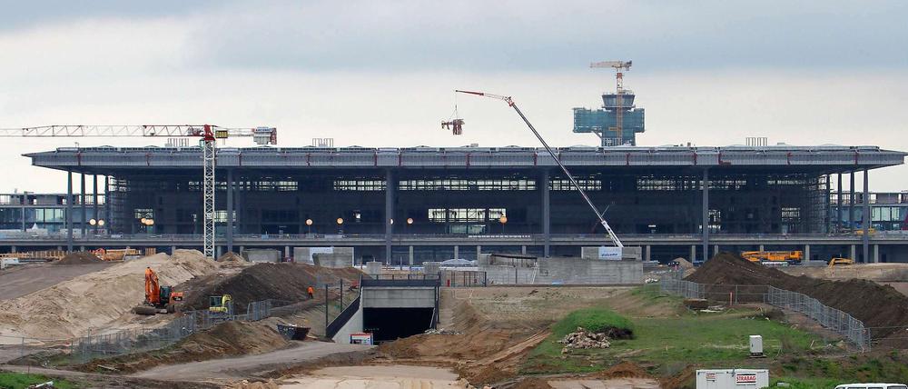 Die Verdoppelung der Lärmbelastung sei im Planfeststellungsbeschluss von 2004 vertuscht worden, so der BVBB. Der Verein fordert deswegen einen sofortigen Baustopp für den Großflughafen.