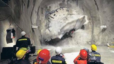 Der große Moment. Die Bohrmaschine „Sissi“ bricht die letzte Gesteinsplatte aus dem Fels. 