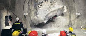 Der große Moment. Die Bohrmaschine „Sissi“ bricht die letzte Gesteinsplatte aus dem Fels.