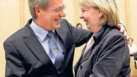 Präsidiale Nachfolge. Jens Böhrnsen übergibt an Hannelore Kraft. Foto: Reuters
