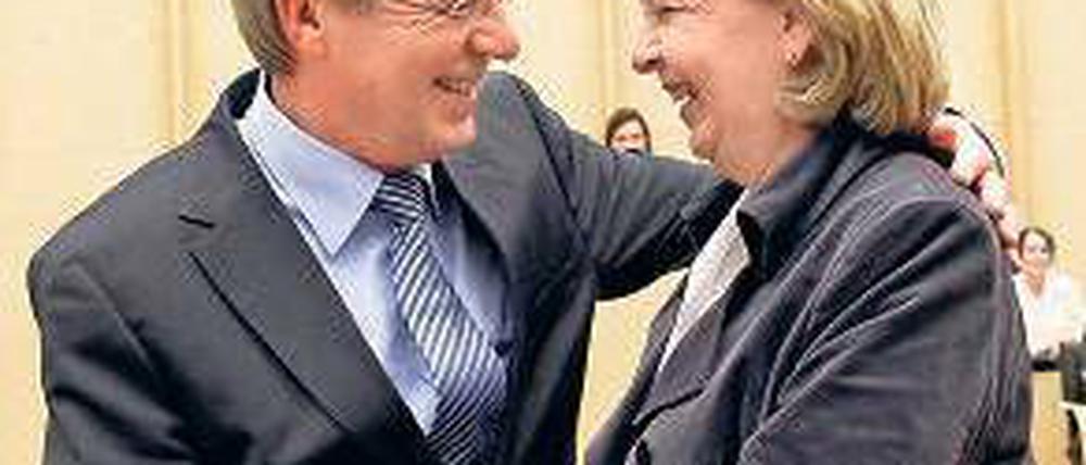 Präsidiale Nachfolge. Jens Böhrnsen übergibt an Hannelore Kraft. Foto: Reuters