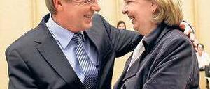 Präsidiale Nachfolge. Jens Böhrnsen übergibt an Hannelore Kraft. Foto: Reuters