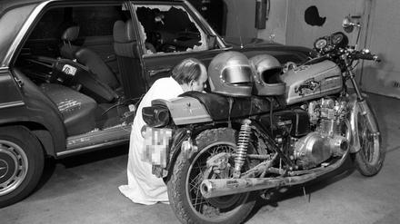 Spurensicherung an dem Motorrad, das die Attentäter benutzt hatten, am 07.04.1977 im Bundeskriminalamt in Wiesbaden.