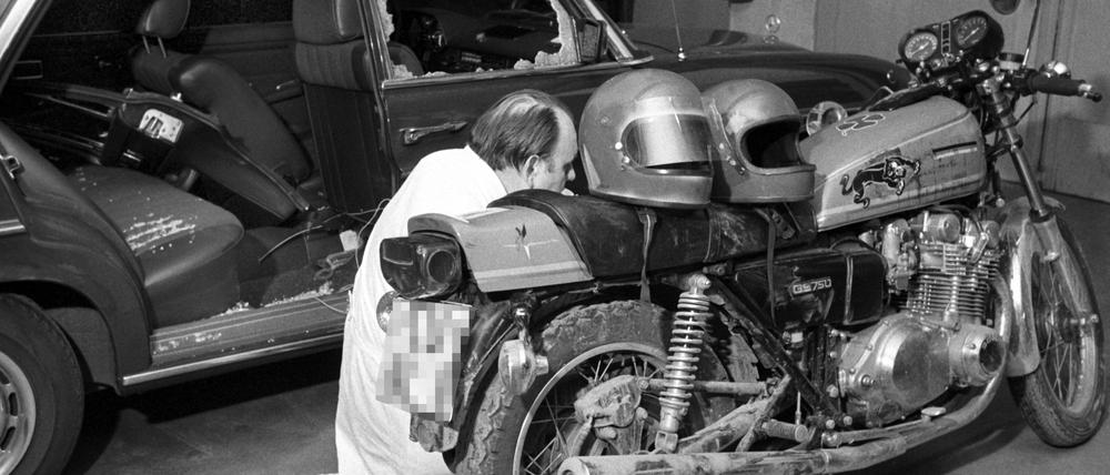 Spurensicherung an dem Motorrad, das die Attentäter benutzt hatten, am 07.04.1977 im Bundeskriminalamt in Wiesbaden.