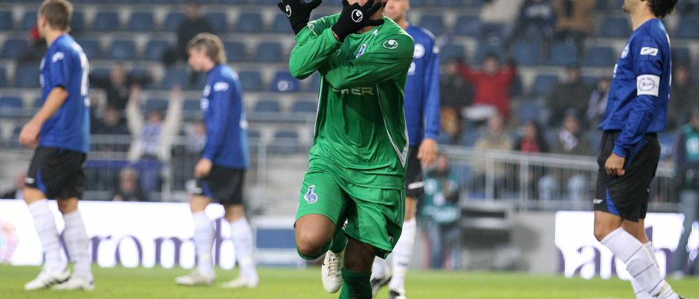 Der Duisburger Torschütze Sefa Yilmaz feiert seinen Treffer zum 1:0.