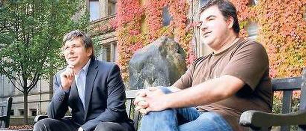 Goldener Herbst. Die Preisträger Andre Geim und Konstantin Novoselov auf dem Gelände ihrer Universität in Manchester.