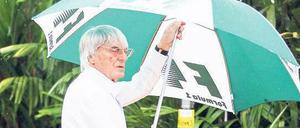 Durch den Monsun. In Asien braucht Bernie Ecclestone öfter mal den Schirm.