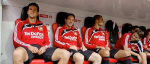 Logo auf dem Trikot: Der Stromanbieter wirbt unter anderem mit Bundesligaspieler Michael Ballack (l.).