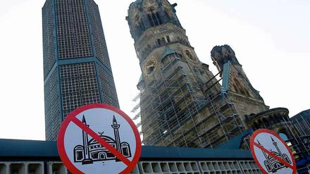 Anfang Oktober 2010 demonstrierten von Pro Deutschland vor der Gedächtniskirche in Berlin.
