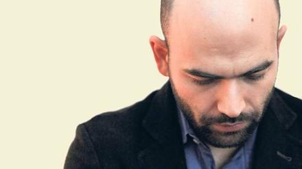 Roberto Saviano vor der Aufführung. Während seiner Performance zur Eröffnung des Italienischen Theaterherbstes herrschte aus Sicherheitsgründen Fotografierverbot. Das Festival geht bis zum 7. November, Informationen unter www.teatrotheater.de. Foto: dapd