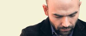 Roberto Saviano vor der Aufführung. Während seiner Performance zur Eröffnung des Italienischen Theaterherbstes herrschte aus Sicherheitsgründen Fotografierverbot. Das Festival geht bis zum 7. November, Informationen unter www.teatrotheater.de. Foto: dapd