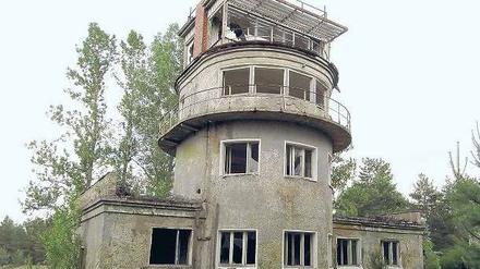 Kein Traum vom Fliegen. Seit 16 Jahren wird im Tower des Flugplatzes Sperenberg keine Maschine mehr abgefertigt. Fotos: pa/ZB