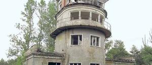 Kein Traum vom Fliegen. Seit 16 Jahren wird im Tower des Flugplatzes Sperenberg keine Maschine mehr abgefertigt. Fotos: pa/ZB