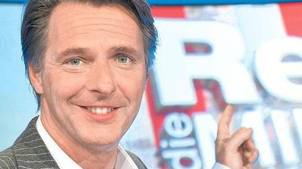 Superburschis. Jörg Pilawa (großes Bild) moderiert im ZDF mit einnehmender Geste die Show „Rette die Million“. Sven Lorig (rechts oben) präsentiert das ARD-Morgenmagazin und wundert sich im HR-Fernsehen über das „Dings vom Dach“. Markus Lanz stellt sich in seiner gleichnamigen ZDF-Talkshow schon mal mit Magier Hans Klok (unten rechts) einem Dauerwellen-Contest. Fotos: dpa/HR/ZDF