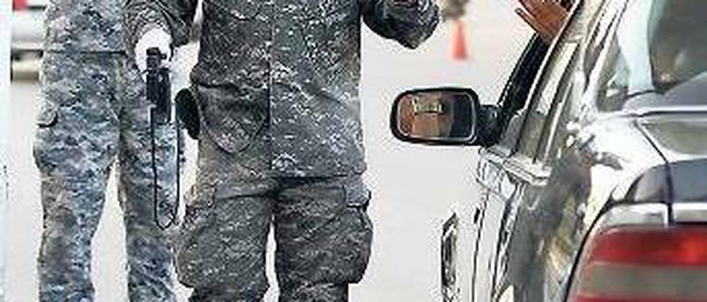 Irakische Polizisten an einem Checkpoint in Bagdad. Einheimische Sicherheitskräfte sollen den Dokumenten zufolge massiv gefoltert haben. 