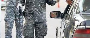 Irakische Polizisten an einem Checkpoint in Bagdad. Einheimische Sicherheitskräfte sollen den Dokumenten zufolge massiv gefoltert haben. 