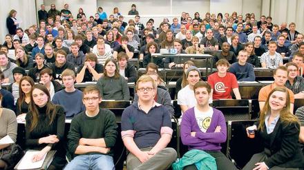 Aller Anfang ist schwer. Erstsemester fühlen sich von den Anforderungen oft überfordert. Foto: TU/Ulrich Dahl