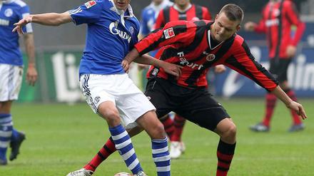 Viel Gezerre im Spiel Schalke gegen Frankfurt