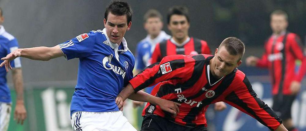 Viel Gezerre im Spiel Schalke gegen Frankfurt