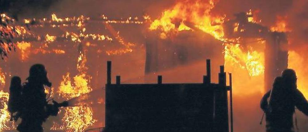 Auch diesmal war es Brandstiftung. Auf dem Gelände der Kleingartenanlage „Am Storchennest" in Hellersdorf ging am Wochenende eine Laube in Flammen auf. Kurz zuvor hatte ein Treppenhaus in dem Berliner Ortsteil gebrannt.