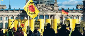 Protest in Schwarz-Gelb. Aus Protest gegen die Atompolitik der Bundesregierung haben Kernkraftgegner am Montag rund 70 Attrappen von Atommüllfässern vor dem Reichstag aufgetürmt. Die Fässer waren tags zuvor in Gorleben auf Lastwagen verladen worden. Foto: dpa