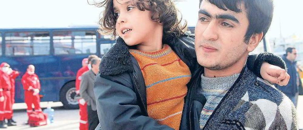 Gestrandet. Ein Mann und sein Kind sind in den Hafen von Irakleio auf Kreta gelangt. Seit die EU-Grenzschutzagentur Frontex die östliche Ägäis verstärkt überwacht, gelingt allerdings immer weniger Menschen die Flucht auf diesem Weg. Foto: Stefanos Rapanis/dpa