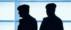 Unsicherer Job. Ein Wachmann verdient wenig. Angesichts drohender Konkurrenz soll es einen Mindestlohn für die Branche geben. 