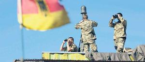 Erkundung. Deutsche Soldaten beobachten im afghanischen Feisabad das Gelände. Foto: Rainer Jensen/dpa