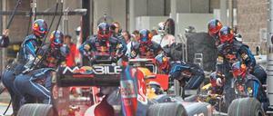 Die rote Lampe brennt. Bei Sebastian Vettel erlosch der Motor zu früh. Ist er nun in seinem Team aus dem WM-Rennen? Foto: dpa