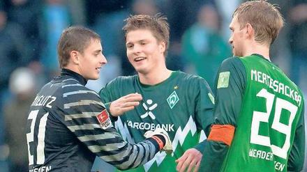 Gut gemacht, Junge. Torhüter Sebastian Mielitz wird von seinen beiden Kollegen Sebastian Prödl und Per Mertesacker für seine Leistung in Mönchengladbach beglückwünscht. Foto: dpa