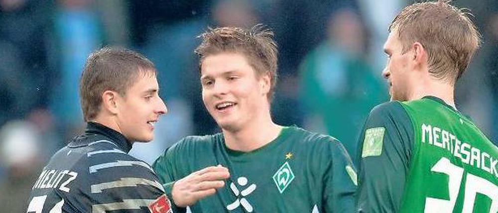 Gut gemacht, Junge. Torhüter Sebastian Mielitz wird von seinen beiden Kollegen Sebastian Prödl und Per Mertesacker für seine Leistung in Mönchengladbach beglückwünscht. Foto: dpa