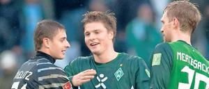 Gut gemacht, Junge. Torhüter Sebastian Mielitz wird von seinen beiden Kollegen Sebastian Prödl und Per Mertesacker für seine Leistung in Mönchengladbach beglückwünscht. Foto: dpa