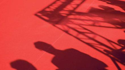 Deutschland, einig Teppichland. Wenn irgendwo der rote Belag ausgerollt wird, dann ist die nächste Fernsehpreis-Verleihung nicht fern. Es wird gescherzt und geherzt, Trophäen werden verteilt, vornehm perlt der Champagner. Foto: Rolf Vennenbernd pa/dpa