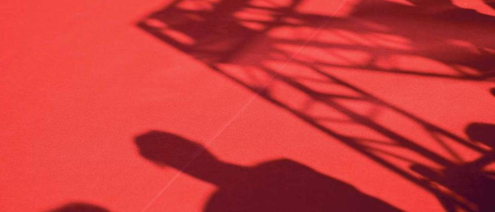 Deutschland, einig Teppichland. Wenn irgendwo der rote Belag ausgerollt wird, dann ist die nächste Fernsehpreis-Verleihung nicht fern. Es wird gescherzt und geherzt, Trophäen werden verteilt, vornehm perlt der Champagner. Foto: Rolf Vennenbernd pa/dpa