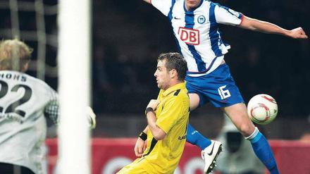 Unbekanntes Flugobjekt. Rob Friend pflegt derzeit eine komplizierte Beziehung mit dem Ball. Herthas Stürmer ist jetzt schon drei Spiele ohne Torerfolg. Foto: dpa