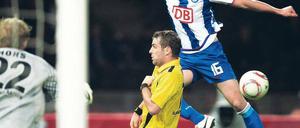 Unbekanntes Flugobjekt. Rob Friend pflegt derzeit eine komplizierte Beziehung mit dem Ball. Herthas Stürmer ist jetzt schon drei Spiele ohne Torerfolg. Foto: dpa